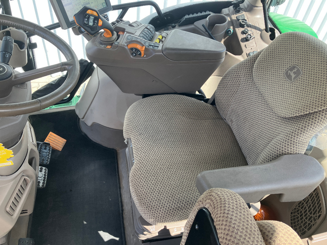 John Deere 6R185 - Farm tractor: picture 4 John Deere 6R185 - Farm tractor: picture 4