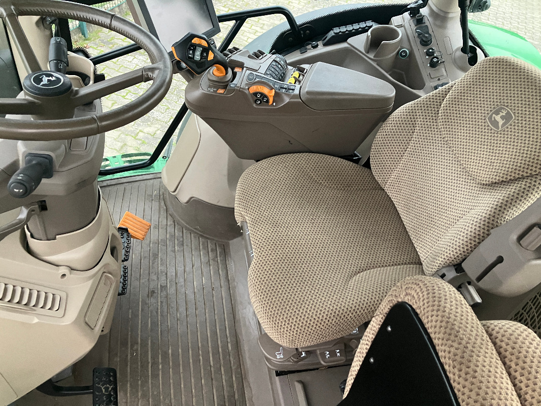 John Deere 6R185 - Farm tractor: picture 4 John Deere 6R185 - Farm tractor: picture 4