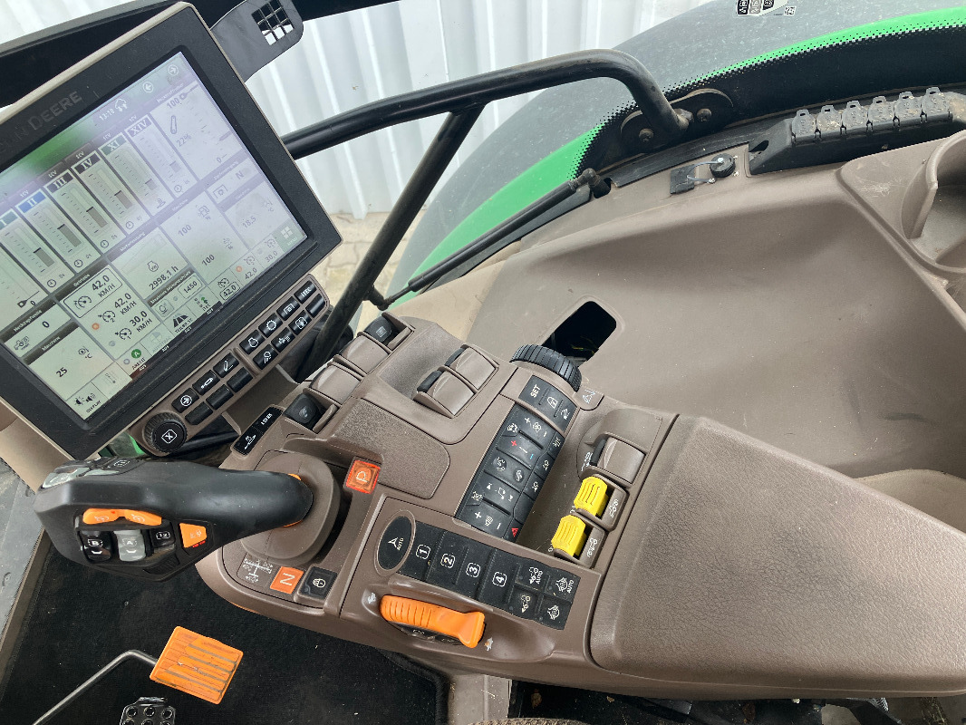 John Deere 6R185 - Farm tractor: picture 5 John Deere 6R185 - Farm tractor: picture 5