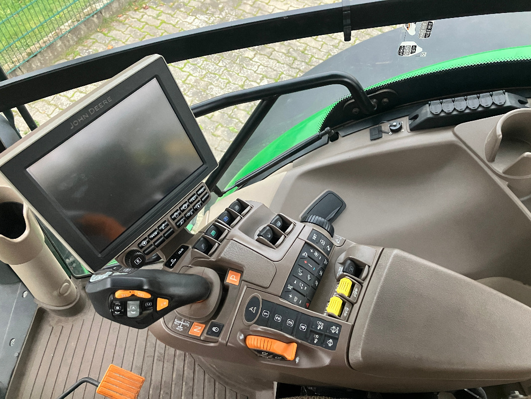 John Deere 6R185 - Farm tractor: picture 3 John Deere 6R185 - Farm tractor: picture 3