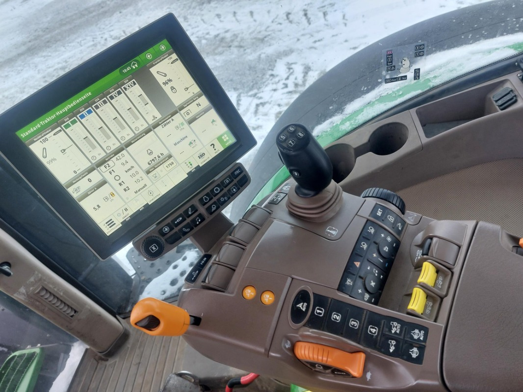 John Deere 7270R E23 - Farm tractor: picture 4 John Deere 7270R E23 - Farm tractor: picture 4