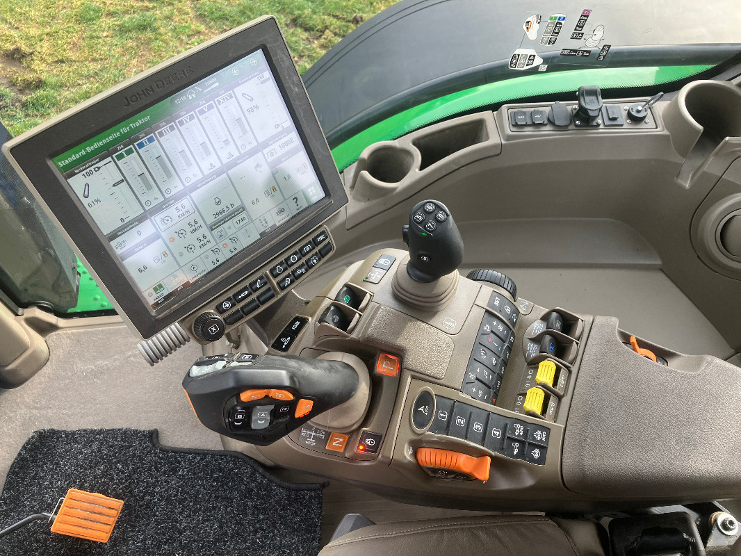 John Deere 7R330 - Farm tractor: picture 3 John Deere 7R330 - Farm tractor: picture 3