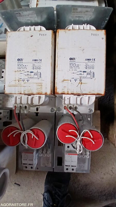 16 PROJECTEURS LAMPE METAL HALIDE POUR TERRAIN FOOT - Tool/ Equipment: picture 2 16 PROJECTEURS LAMPE METAL HALIDE POUR TERRAIN FOOT - Tool/ Equipment: picture 2