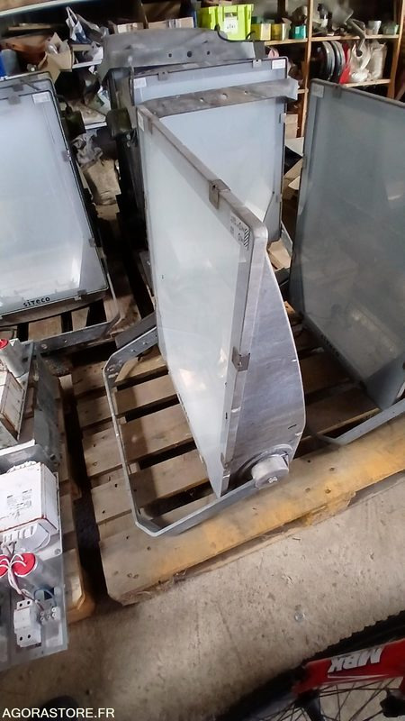 16 PROJECTEURS LAMPE METAL HALIDE POUR TERRAIN FOOT - Tool/ Equipment: picture 4 16 PROJECTEURS LAMPE METAL HALIDE POUR TERRAIN FOOT - Tool/ Equipment: picture 4