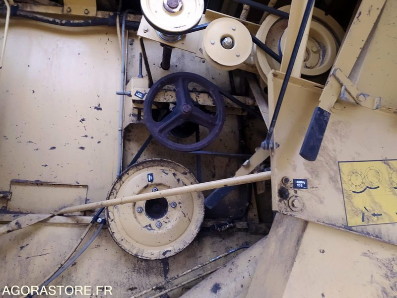 MOISSONNEUSE BATTEUSE NEW HOLLAND - 1997 - MOTEUR 4140H ET BATTEUR 5260H - Agricultural machinery: picture 4 MOISSONNEUSE BATTEUSE NEW HOLLAND - 1997 - MOTEUR 4140H ET BATTEUR 5260H - Agricultural machinery: picture 4