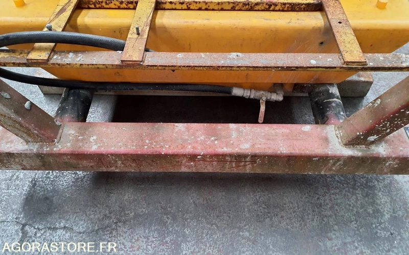 Réservoir d'eau divers pour SKID 940L pour pales - Attachment for Construction machinery: picture 5 Réservoir d'eau divers pour SKID 940L pour pales - Attachment for Construction machinery: picture 5