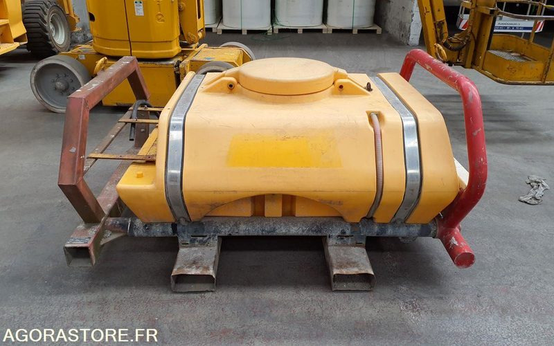 Réservoir d'eau divers pour SKID 940L pour pales - Attachment for Construction machinery: picture 1 Réservoir d'eau divers pour SKID 940L pour pales - Attachment for Construction machinery: picture 1