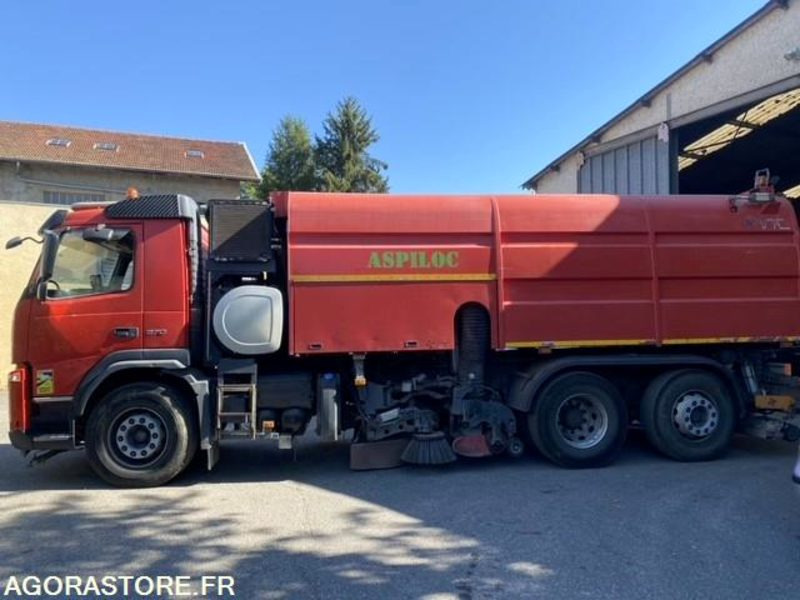 BALAYEUSE VOLVO ROUGE 6ROUES - ANNEE 2011- 298975KMS - Road sweeper: picture 4 BALAYEUSE VOLVO ROUGE 6ROUES - ANNEE 2011- 298975KMS - Road sweeper: picture 4