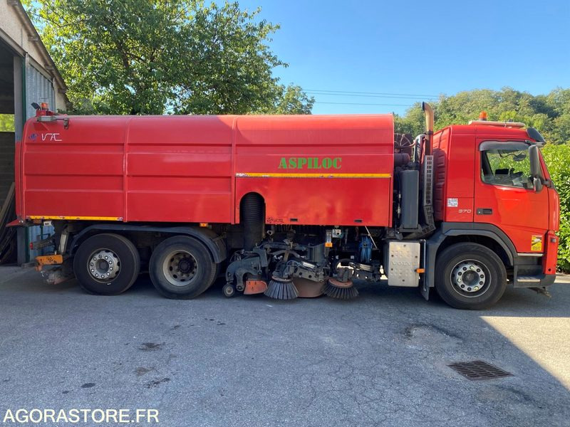 BALAYEUSE VOLVO ROUGE 6ROUES - ANNEE 2011- 298975KMS - Road sweeper: picture 1 BALAYEUSE VOLVO ROUGE 6ROUES - ANNEE 2011- 298975KMS - Road sweeper: picture 1