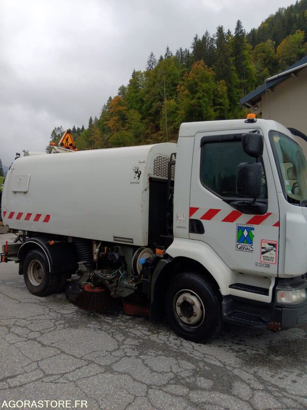 BALAYEUSE de Voiries- RENAULT MIDLUM 220 DXI avec aspiratrice EUROVOIRIE - Road sweeper: picture 4 BALAYEUSE de Voiries- RENAULT MIDLUM 220 DXI avec aspiratrice EUROVOIRIE - Road sweeper: picture 4
