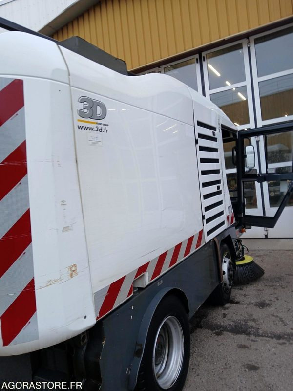Balayeuse Ravo pas de carte grise 25k/h comme véhicule agricole pas de CT - Road sweeper: picture 3 Balayeuse Ravo pas de carte grise 25k/h comme véhicule agricole pas de CT - Road sweeper: picture 3