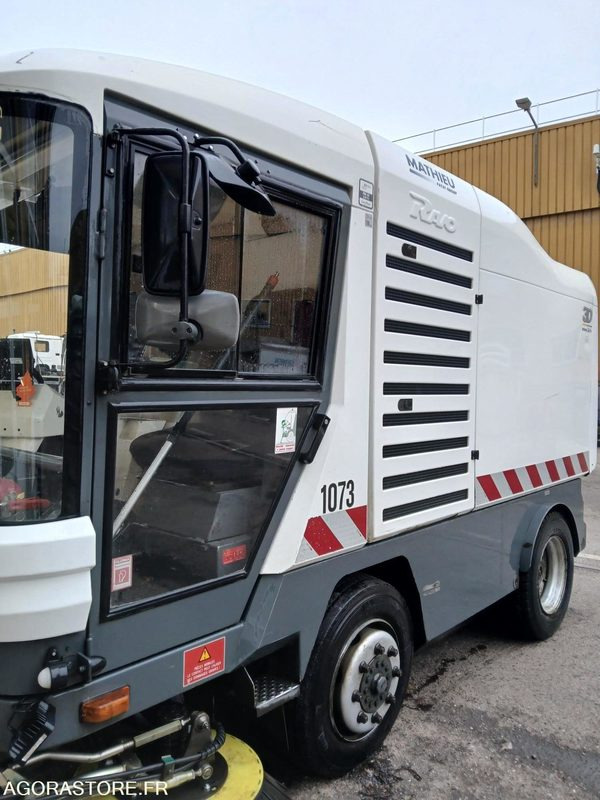 Balayeuse Ravo pas de carte grise 25k/h comme véhicule agricole pas de CT - Road sweeper: picture 2 Balayeuse Ravo pas de carte grise 25k/h comme véhicule agricole pas de CT - Road sweeper: picture 2