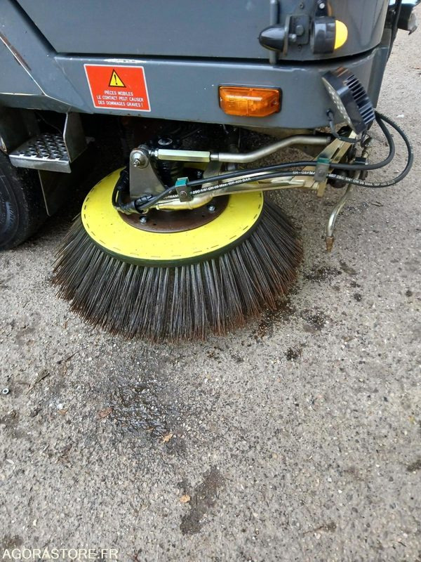Balayeuse Ravo pas de carte grise 25k/h comme véhicule agricole pas de CT - Road sweeper: picture 4 Balayeuse Ravo pas de carte grise 25k/h comme véhicule agricole pas de CT - Road sweeper: picture 4