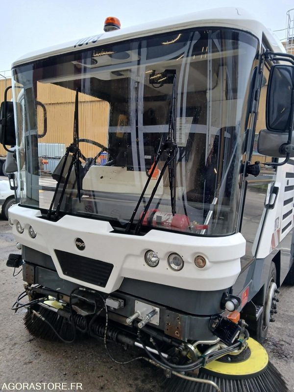 Balayeuse Ravo pas de carte grise 25k/h comme véhicule agricole pas de CT - Road sweeper: picture 1 Balayeuse Ravo pas de carte grise 25k/h comme véhicule agricole pas de CT - Road sweeper: picture 1
