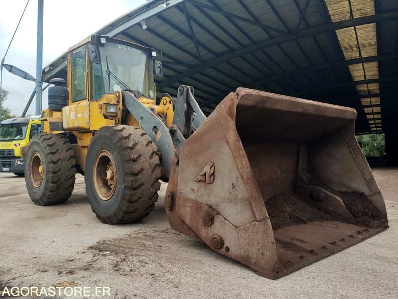 CHARGEUSE SUR PNEUS VOLVO L70D de 2000 n°17603 A REPARER - Loader: picture 1 CHARGEUSE SUR PNEUS VOLVO L70D de 2000 n°17603 A REPARER - Loader: picture 1