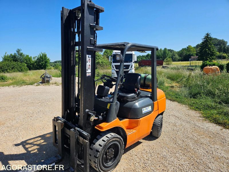 CHARIOT ELEVATEUR A MAT FRONTAL TOYOTA 3 TONNES - LPG forklift: picture 1 CHARIOT ELEVATEUR A MAT FRONTAL TOYOTA 3 TONNES - LPG forklift: picture 1