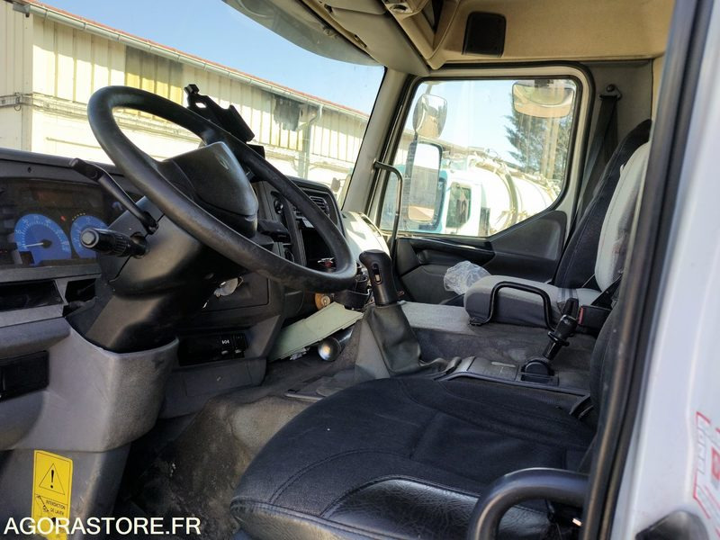 Hydrocureur RIVARD 19T châssis Renault Trucks GQ255QR (Vente uniquement export) - Vacuum truck: picture 3 Hydrocureur RIVARD 19T châssis Renault Trucks GQ255QR (Vente uniquement export) - Vacuum truck: picture 3