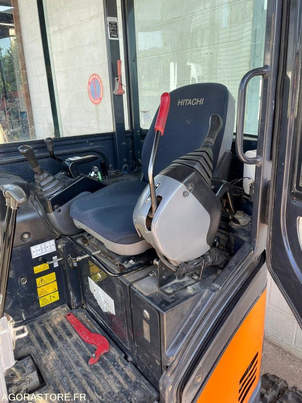 Excavator MINI-PELLE SUR CHENILLE CAOUTCHOUC HITACHI ZX17U-2  15CV 1.9T AVEC 3 GODETS: picture 7