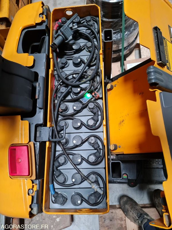 PREPARATEUR DE COMMANDE JUNGHEINRICH ECE220 - 2012 - 2391 HEURES - Material handling equipment: picture 3 PREPARATEUR DE COMMANDE JUNGHEINRICH ECE220 - 2012 - 2391 HEURES - Material handling equipment: picture 3