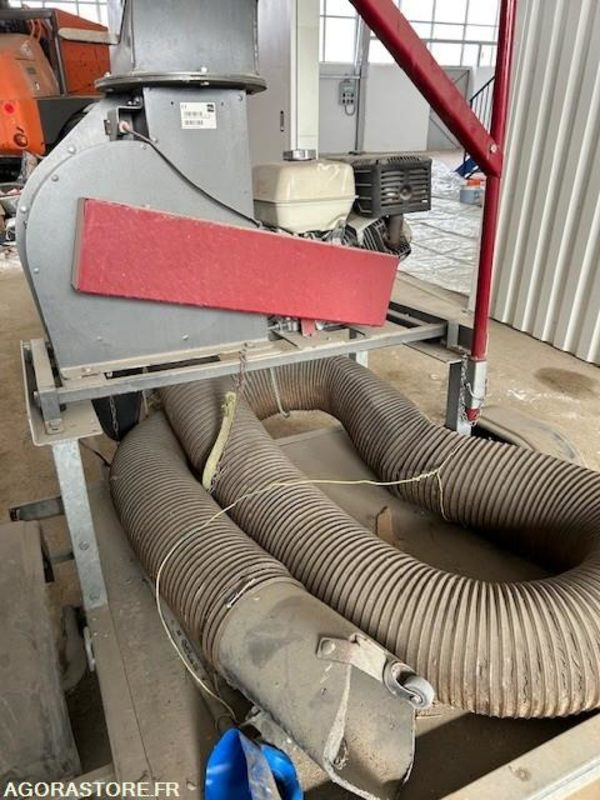 ASPIRATEUR A FEUILLES MORGNIEUX SUR REMORQUE ECIM - Other machinery: picture 3 ASPIRATEUR A FEUILLES MORGNIEUX SUR REMORQUE ECIM - Other machinery: picture 3
