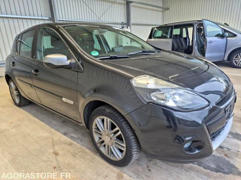 Renault Clio III Phase 2 – TomTom Edition 1.2 75 – 2011 – Seulement 33 200 km – - Car: picture 5 Renault Clio III Phase 2 – TomTom Edition 1.2 75 – 2011 – Seulement 33 200 km – - Car: picture 5