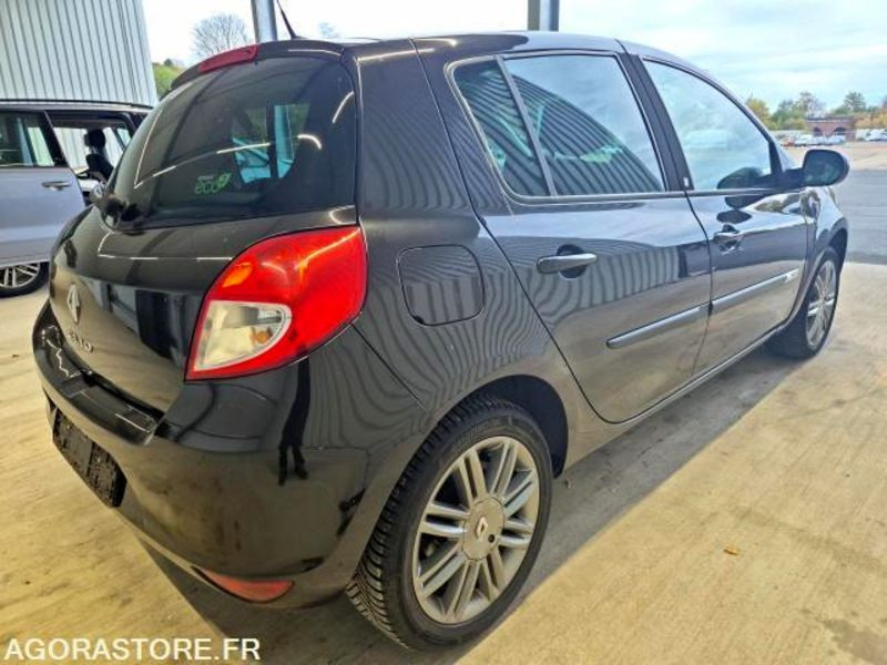 Renault Clio III Phase 2 – TomTom Edition 1.2 75 – 2011 – Seulement 33 200 km – - Car: picture 2 Renault Clio III Phase 2 – TomTom Edition 1.2 75 – 2011 – Seulement 33 200 km – - Car: picture 2