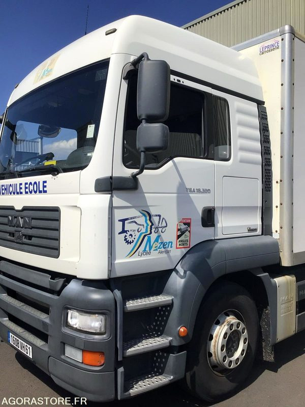 CAMION PORTEUR - Truck: picture 1 CAMION PORTEUR - Truck: picture 1