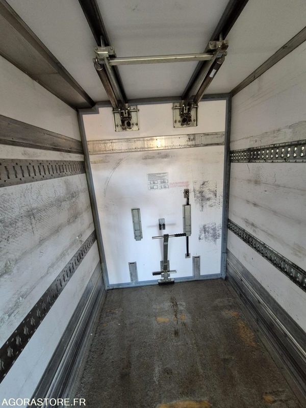 Truck Porteur Volvo frigo: picture 10 Truck Porteur Volvo frigo: picture 10