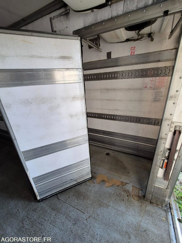 Truck Porteur Volvo frigo: picture 12 Truck Porteur Volvo frigo: picture 12