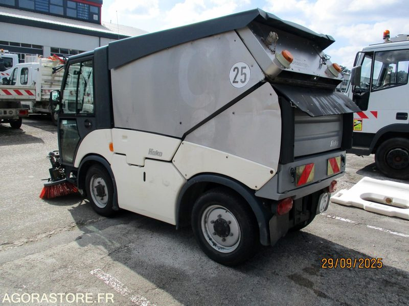 BALAYEUSE DE TROTTOIR marque HAKO (PAR 7161) - Utility/ Special vehicle: picture 4 BALAYEUSE DE TROTTOIR marque HAKO (PAR 7161) - Utility/ Special vehicle: picture 4