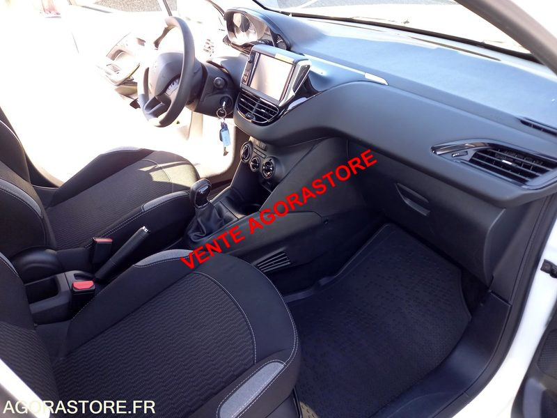 Car Vends Peugeot 208 essence: picture 12 Car Vends Peugeot 208 essence: picture 12