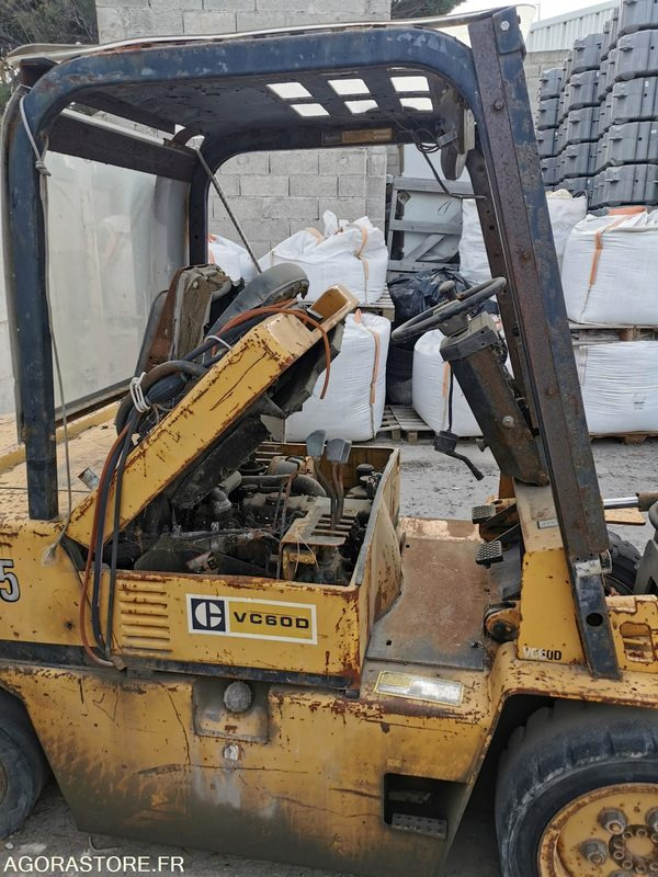 Chariot CATERPILLAR sans fourche - Diesel forklift: picture 2 Chariot CATERPILLAR sans fourche - Diesel forklift: picture 2