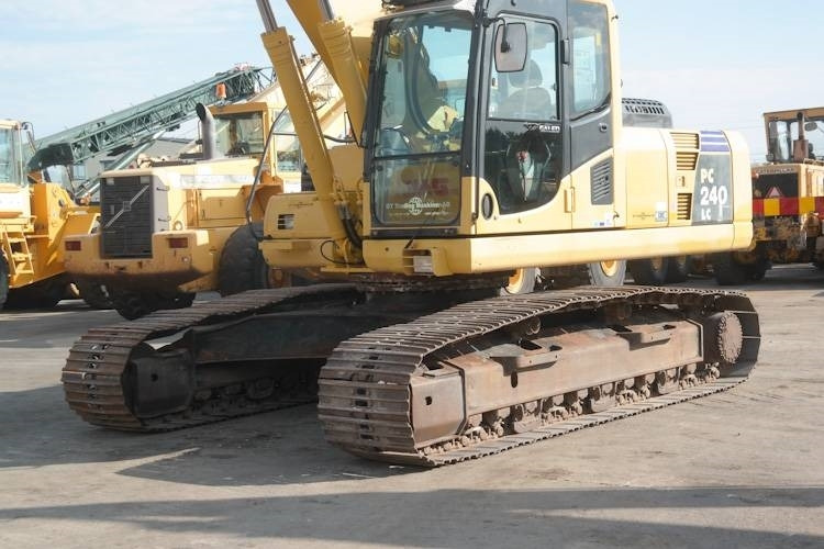 Crawler excavator Komatsu PC240-8: picture 11