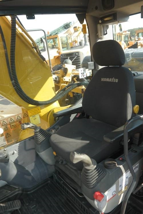 Crawler excavator Komatsu PC240-8: picture 13