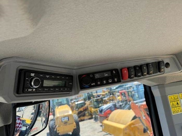 Wheel loader CAT 908: picture 6