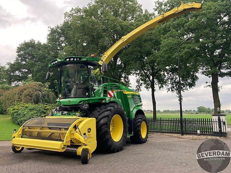 John Deere 8400 - Agricultural machinery: picture 1 John Deere 8400 - Agricultural machinery: picture 1