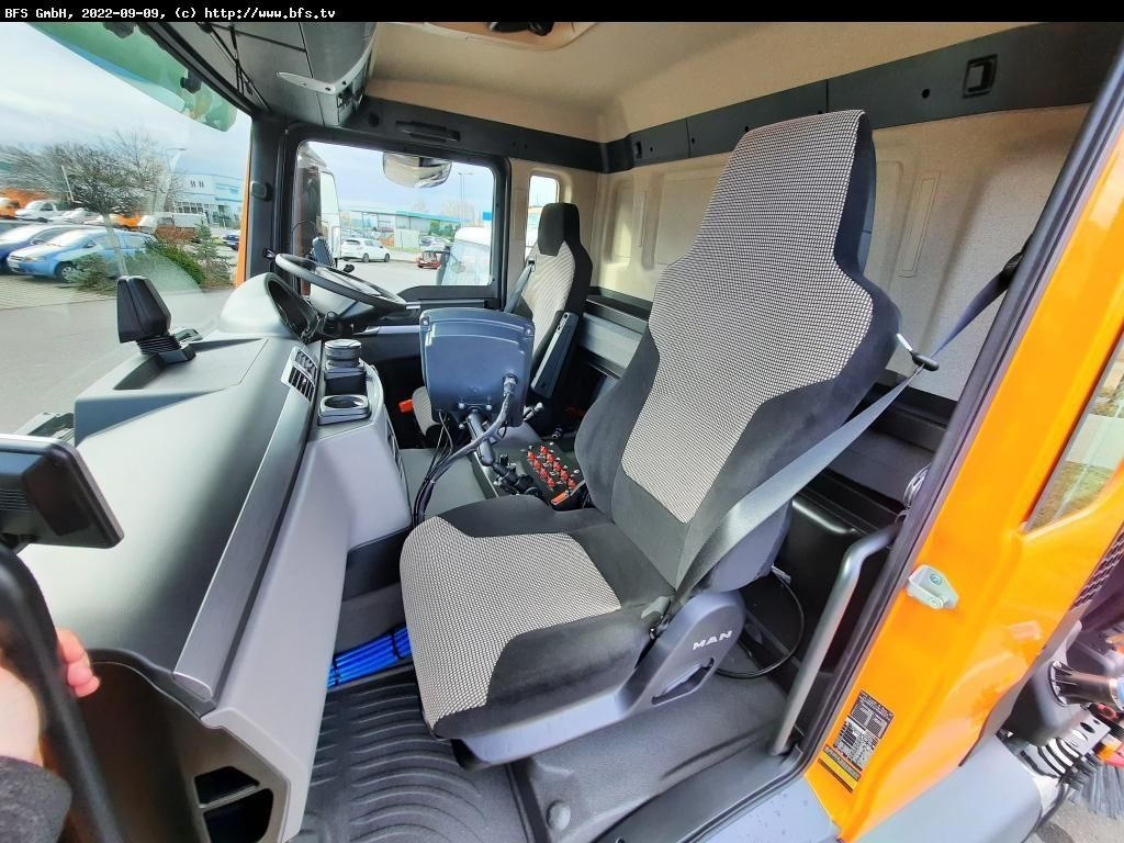 MAN TGS 18.420 4X2 BL Bucher OF 8000 TWIN beidseitig - Road sweeper: picture 4 MAN TGS 18.420 4X2 BL Bucher OF 8000 TWIN beidseitig - Road sweeper: picture 4