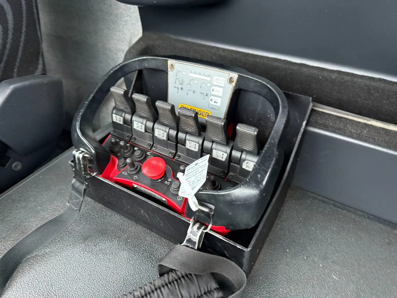 Crane truck Iveco Trakker 360 6X4 EURO 6 + PALFINGER PK20001K + REMOTE CONTROL: picture 8 Crane truck Iveco Trakker 360 6X4 EURO 6 + PALFINGER PK20001K + REMOTE CONTROL: picture 8