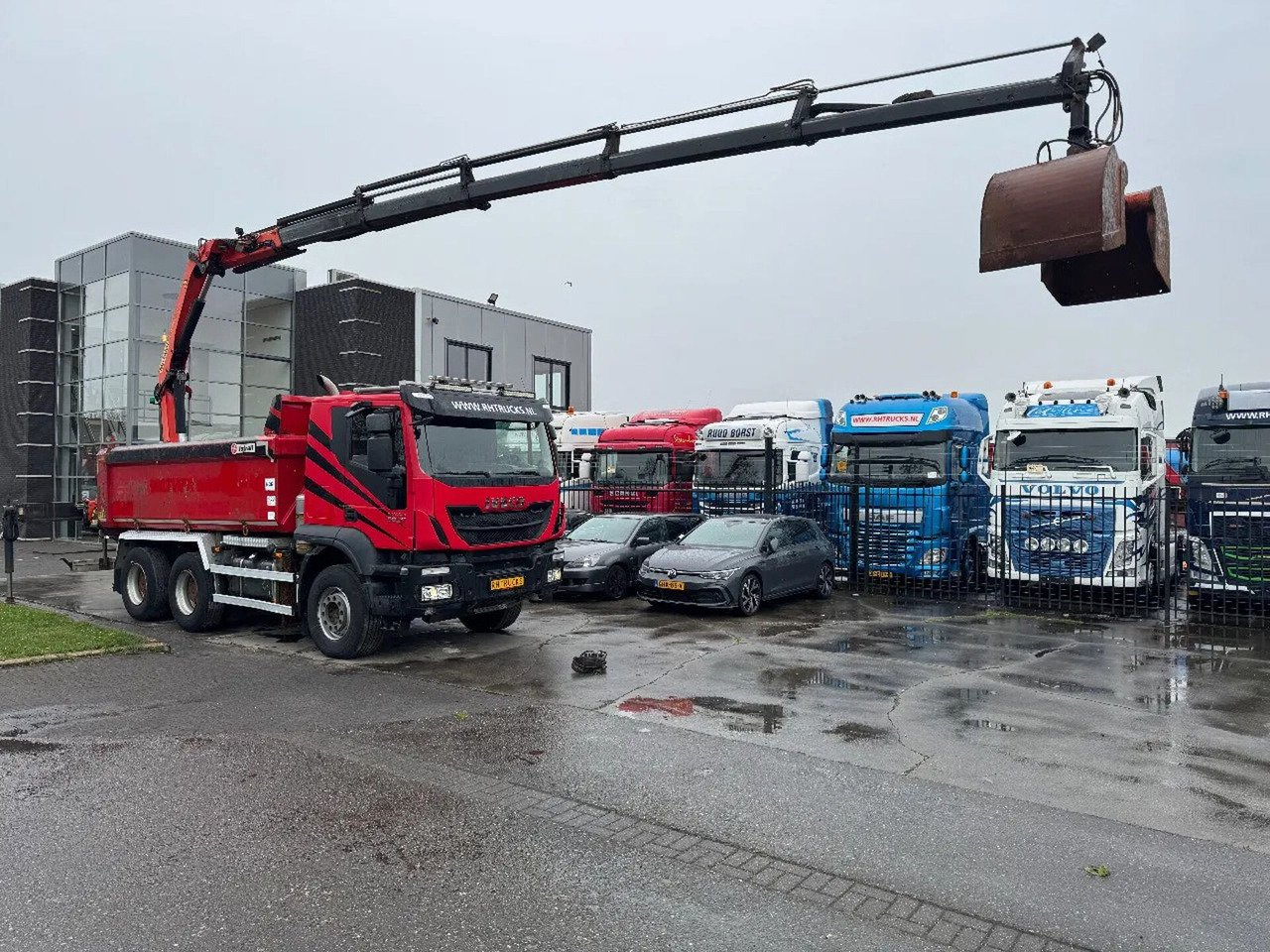 Iveco Trakker 500 6X4 EURO 6 KIPPER + PALFINGER PK1800 - Tipper, Crane truck: picture 2 Iveco Trakker 500 6X4 EURO 6 KIPPER + PALFINGER PK1800 - Tipper, Crane truck: picture 2