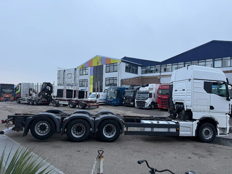 MAN TGX 35.580 8X4 EURO 6 + STEERING AXLE - Cab chassis truck: picture 4 MAN TGX 35.580 8X4 EURO 6 + STEERING AXLE - Cab chassis truck: picture 4
