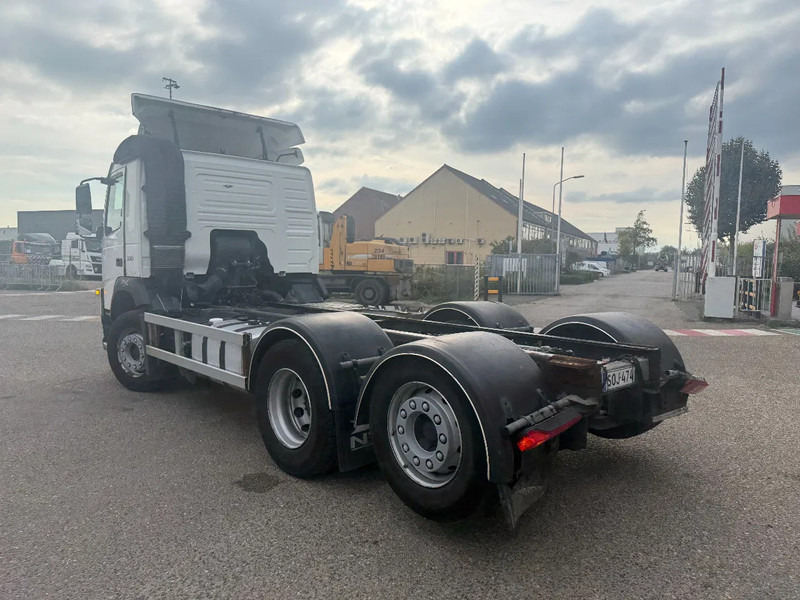 Volvo FM 330 FM 330 6X2 GESTUURD MET KM 235315 - Cab chassis truck: picture 2 Volvo FM 330 FM 330 6X2 GESTUURD MET KM 235315 - Cab chassis truck: picture 2