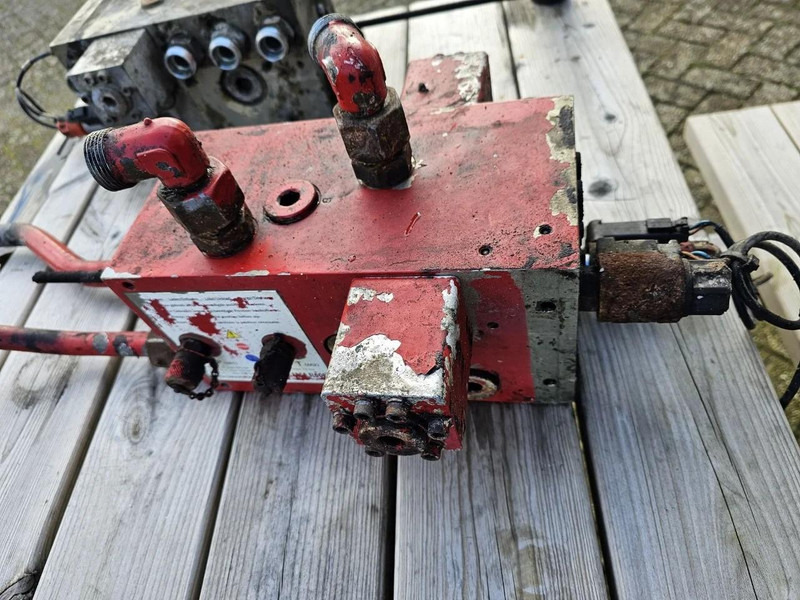 Hydraulics Legras Besturingsventiel 02 E-bediend (compleet) - Control valve: picture 10