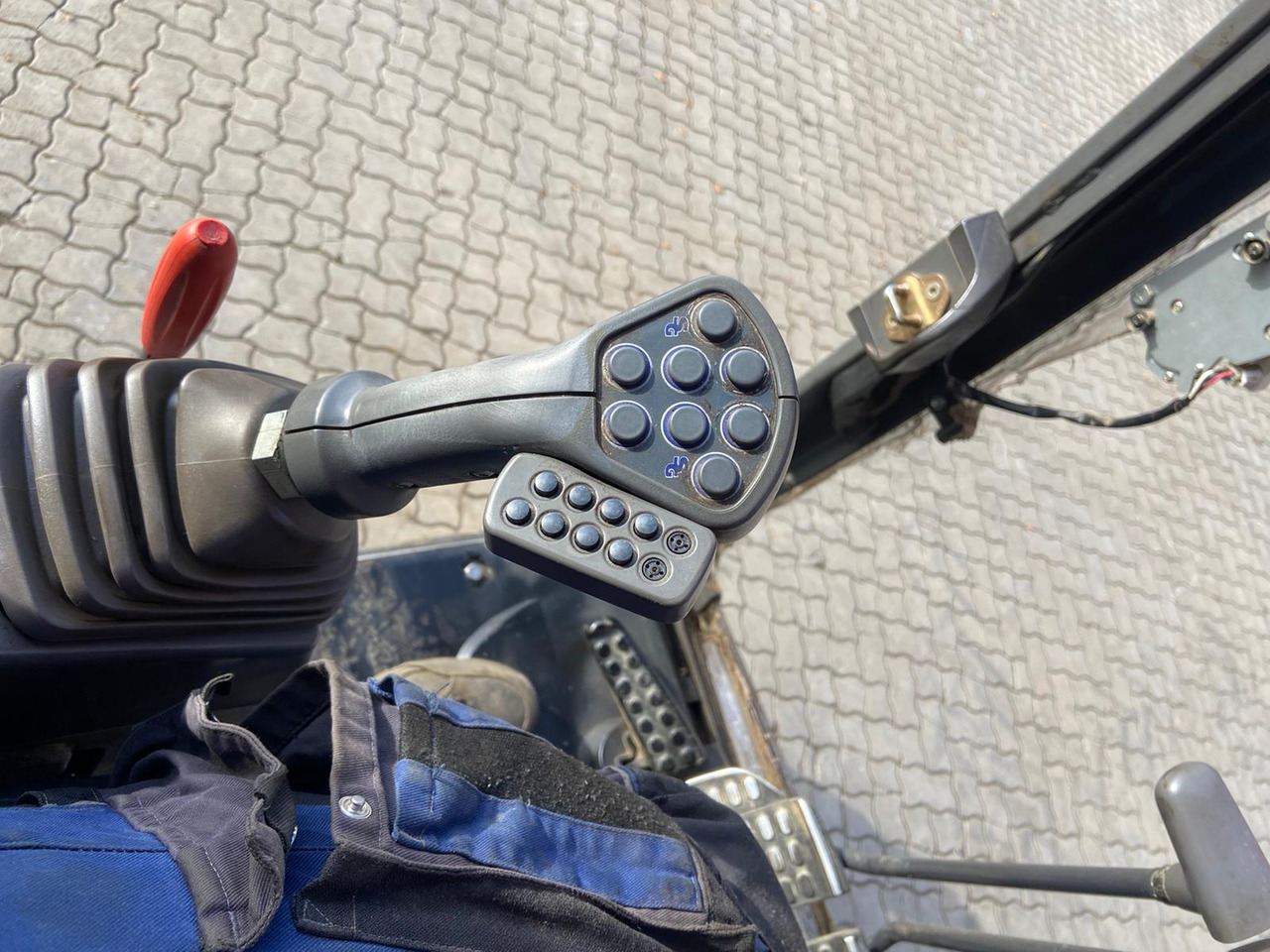 Crawler excavator HITACHI ZX 210-3 with Kesla 25 RH: picture 15