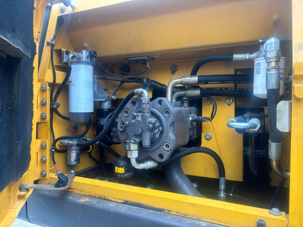 Crawler excavator Volvo EC 220 DL: picture 10