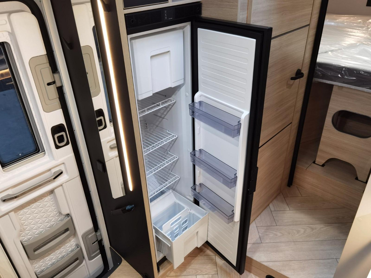 New Semi-integrated motorhome Chausson 797 TITANIUM / - 2026 - / EINZELBETTEN & HUBBETT: picture 17