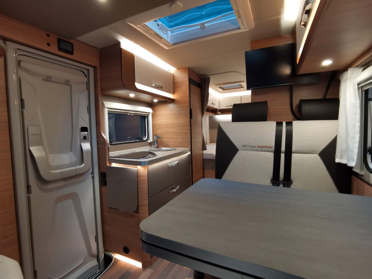 Semi-integrated motorhome Weinsberg CARACOMPACT 600 MF PEPPER / 140PS - 9G AUTOMATIK: picture 14 Semi-integrated motorhome Weinsberg CARACOMPACT 600 MF PEPPER / 140PS - 9G AUTOMATIK: picture 14