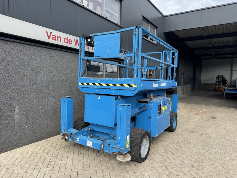 Genie GS 2669 RT Hoogwerker / Arbeitsbuhne 10mtr werkhoogte 4x4 kubota DIESEL 2013 - Scissor lift: picture 3 Genie GS 2669 RT Hoogwerker / Arbeitsbuhne 10mtr werkhoogte 4x4 kubota DIESEL 2013 - Scissor lift: picture 3