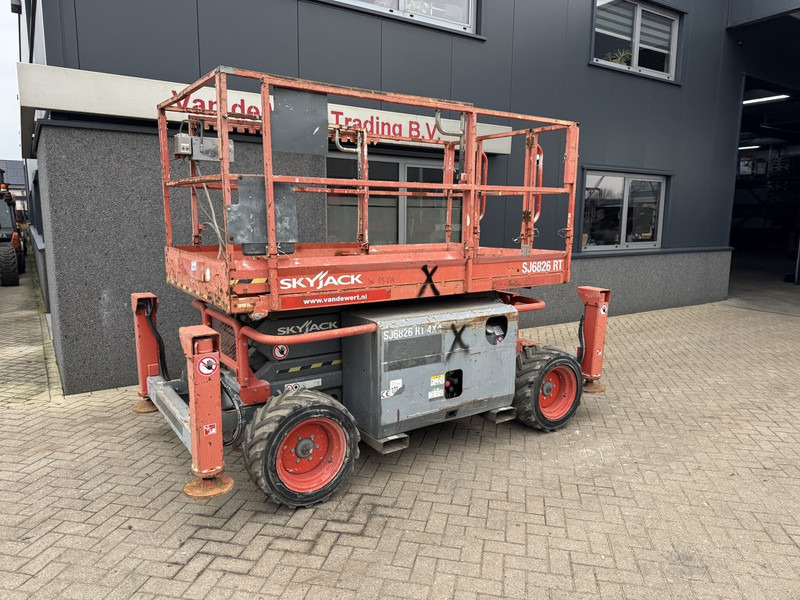 Skyjack SJ 6826RT Schaarhoogwerker / Scissor / Arbeitsbuhne 2015 4X4 Kubota Diesel 10M Werkhoogte - Scissor lift: picture 2 Skyjack SJ 6826RT Schaarhoogwerker / Scissor / Arbeitsbuhne 2015 4X4 Kubota Diesel 10M Werkhoogte - Scissor lift: picture 2