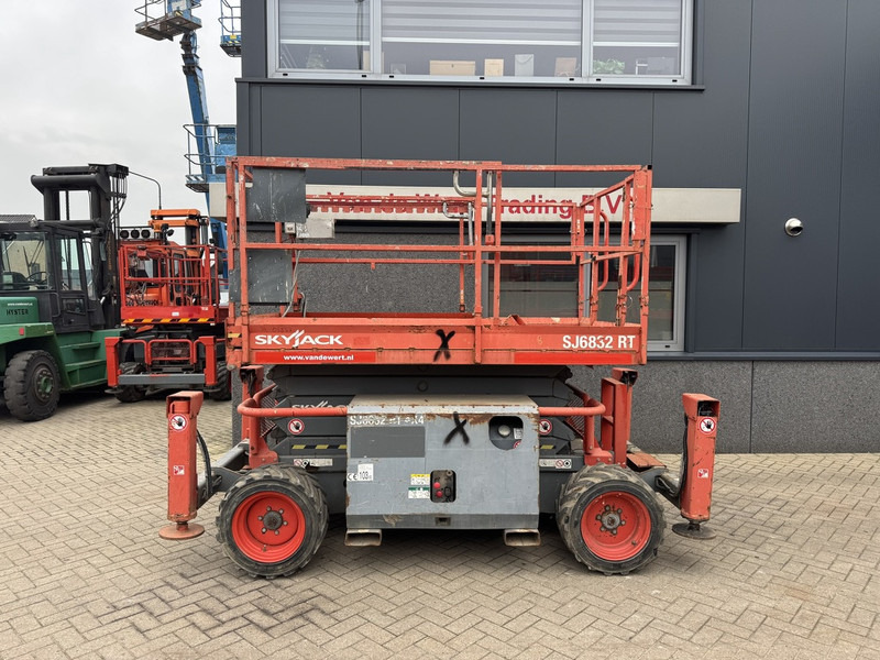 Skyjack SJ 6832RT Schaarhoogwerker / Scissor / Arbeitsbuhne 2015 4X4 Kubota Diesel 12M Werkhoogte - Scissor lift: picture 1 Skyjack SJ 6832RT Schaarhoogwerker / Scissor / Arbeitsbuhne 2015 4X4 Kubota Diesel 12M Werkhoogte - Scissor lift: picture 1
