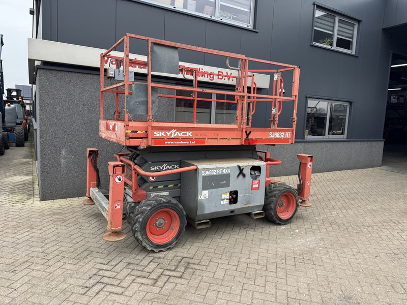 Skyjack SJ 6832RT Schaarhoogwerker / Scissor / Arbeitsbuhne 2015 4X4 Kubota Diesel 12M Werkhoogte - Scissor lift: picture 2 Skyjack SJ 6832RT Schaarhoogwerker / Scissor / Arbeitsbuhne 2015 4X4 Kubota Diesel 12M Werkhoogte - Scissor lift: picture 2